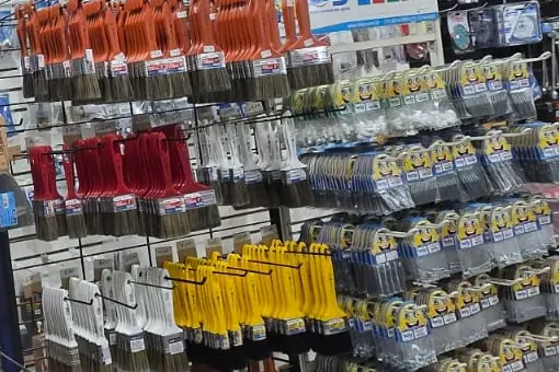Trinchas e acessórios para pintura expostos na parede da loja