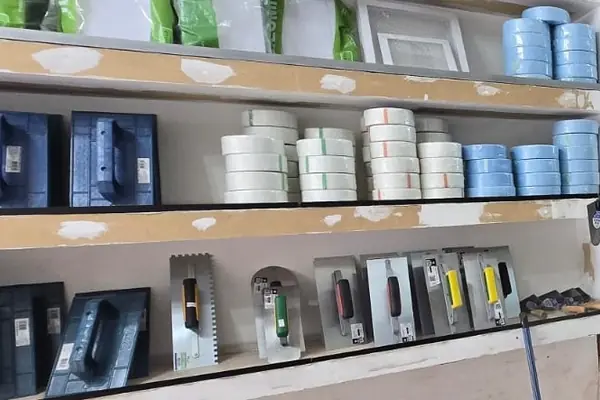 Materiais expostos em prateleiras da GAV Pinturas e Gesso
