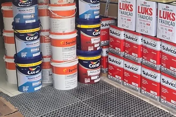 Latas e baldes de tinta expostos na loja GAV Pinturas e Gesso